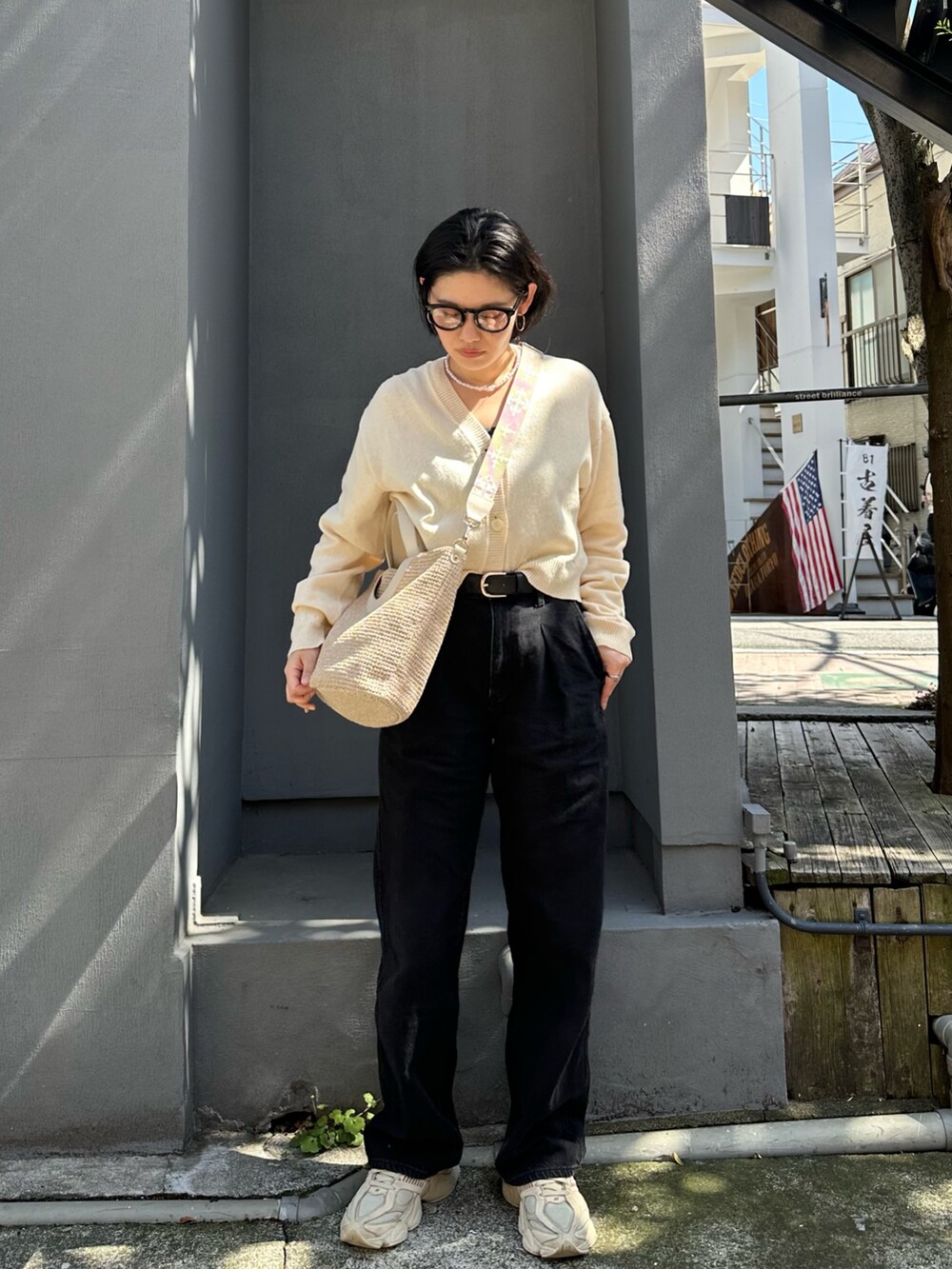 ホワイト系のトートバッグ、ホワイト系のカーディガン/ボレロを着用したレディースの春コーディネートの4枚目の写真