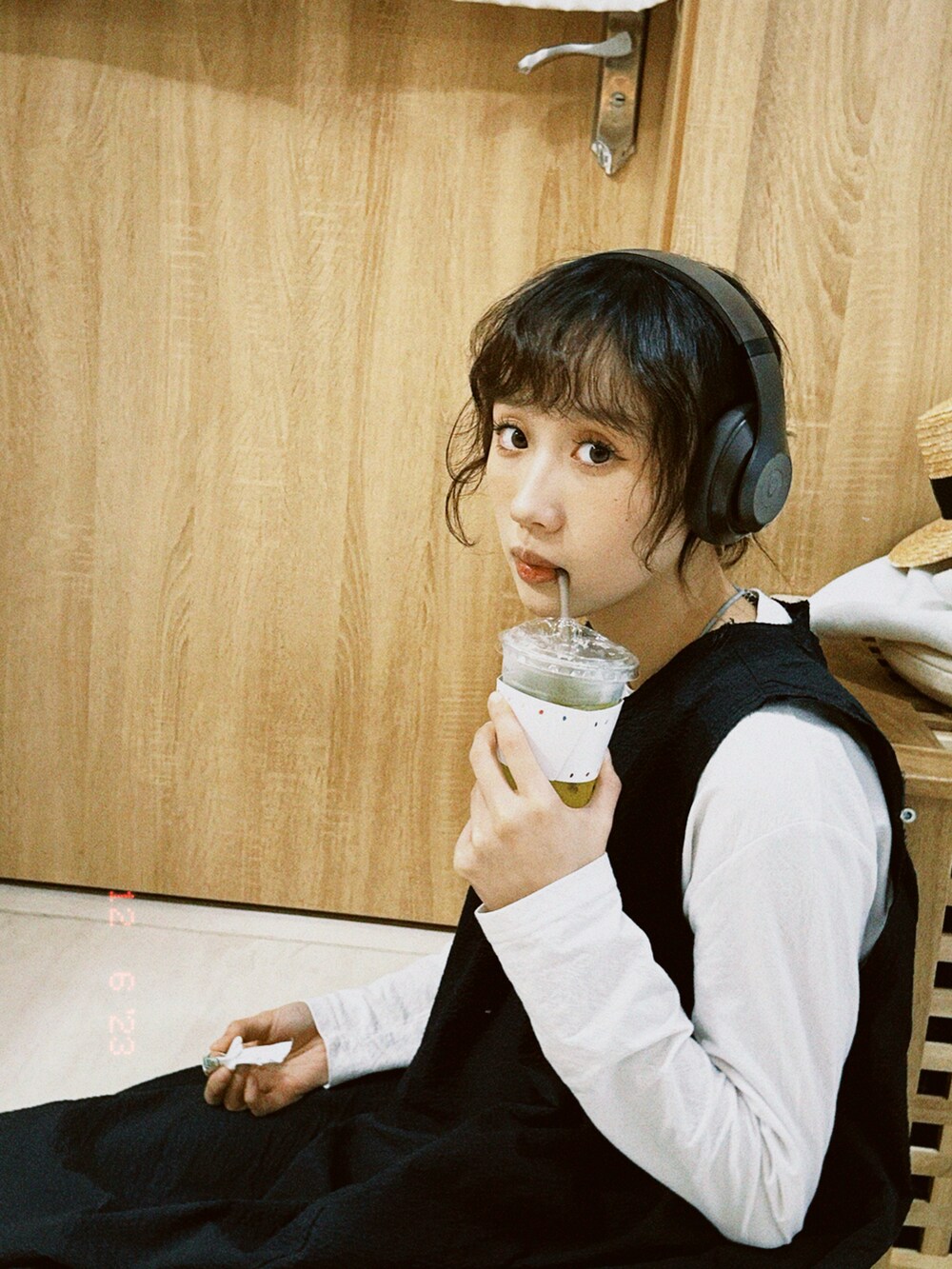 ブラック系のワンピース/ドレスを着用したレディースの冬コーディネートの2枚目の写真