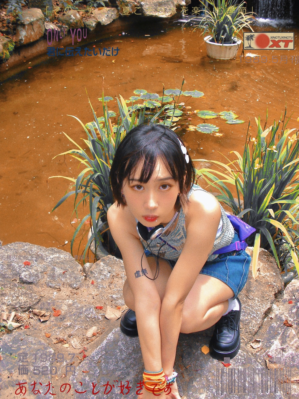 ブルー系のデニムスカートを着用したレディースの春コーディネートの3枚目の写真