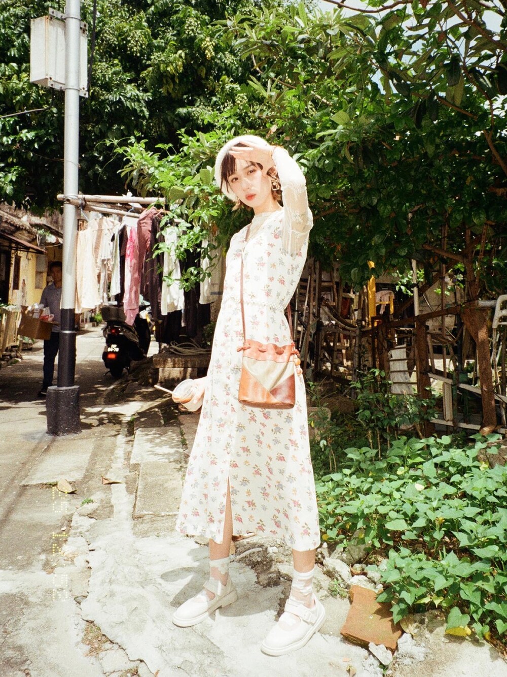 グリーン系のその他アウターを着用したレディースの夏コーディネートの2枚目の写真