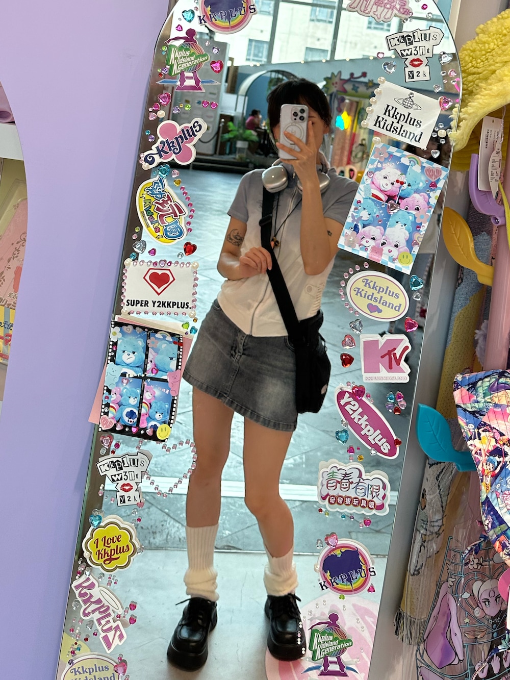 ブラック系のショルダーバッグを着用したレディースの夏コーディネートの2枚目の写真