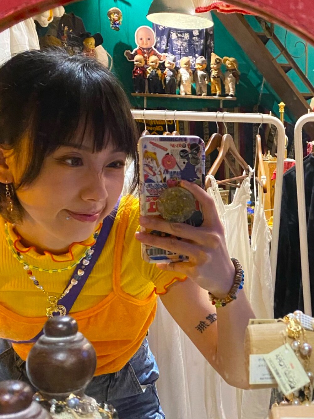 ブルー系のデニムスカートを着用したレディースの春コーディネートの2枚目の写真