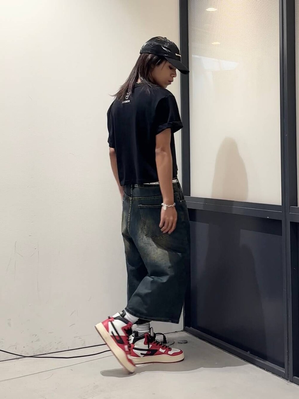 ブラック系のTシャツ/カットソーを着用したメンズの夏コーディネートの3枚目の写真