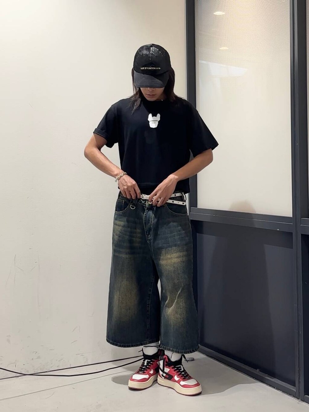 ブラック系のTシャツ/カットソーを着用したメンズの夏コーディネートの4枚目の写真