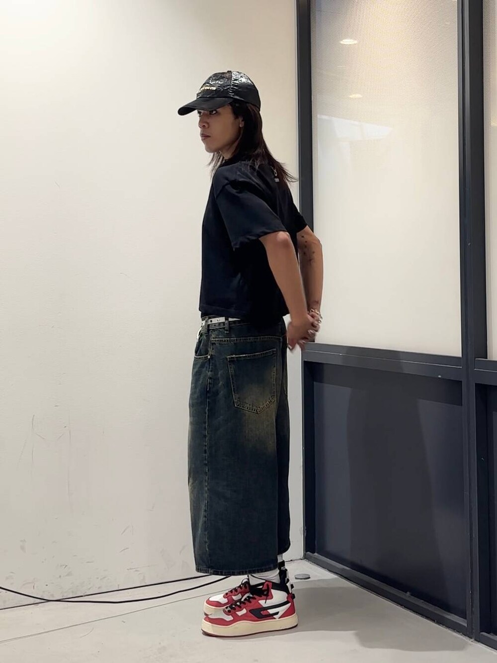 ブラック系のTシャツ/カットソーを着用したメンズの夏コーディネートの2枚目の写真