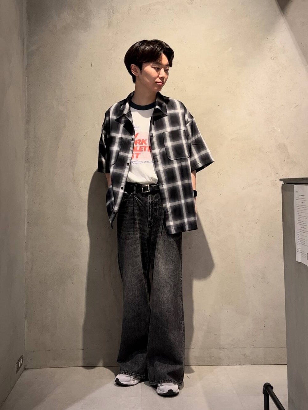 ホワイト系のTシャツ/カットソー、グレー系のデニムパンツ、ブラック系のシャツ/ブラウスを着用したメンズの夏コーディネートの2枚目の写真