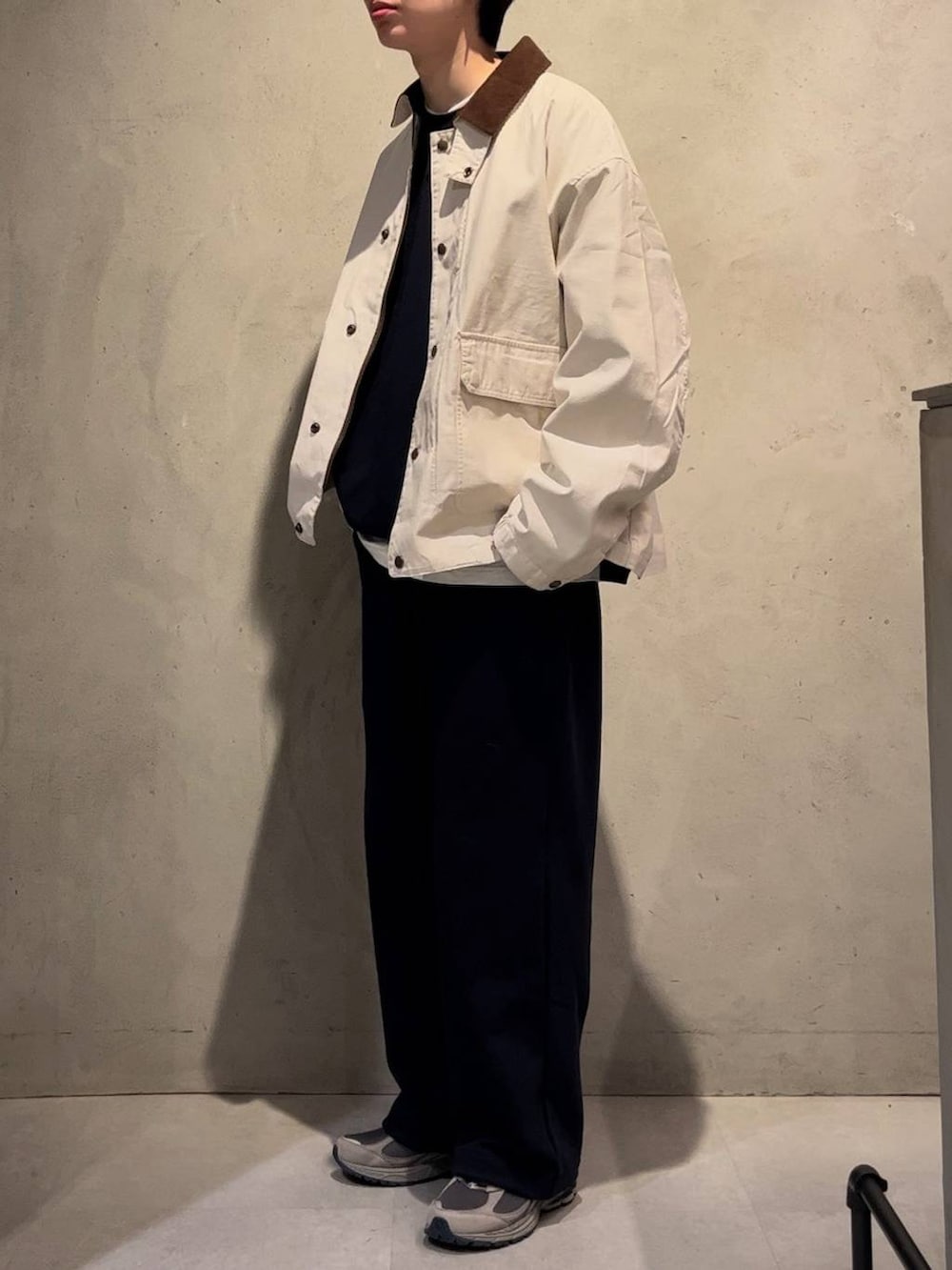 ホワイト系のブルゾン、ブルー系のスウェット、ブルー系のスウェットパンツを着用したメンズの冬コーディネートの2枚目の写真