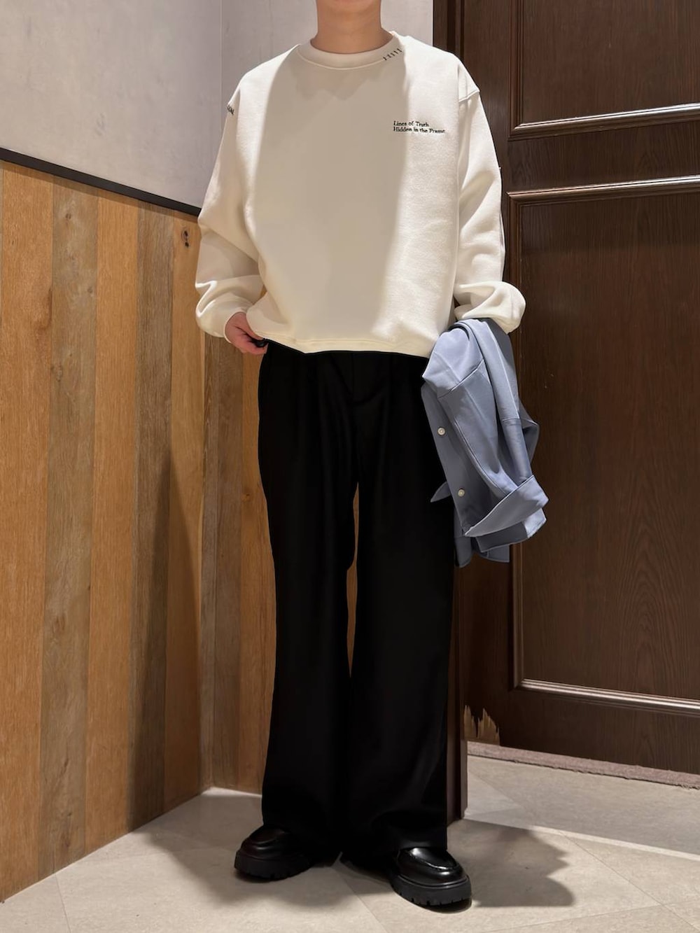 ブルー系のシャツ/ブラウス、その他のスラックス、ブラック系のドレスシューズを着用したメンズの春コーディネートの4枚目の写真