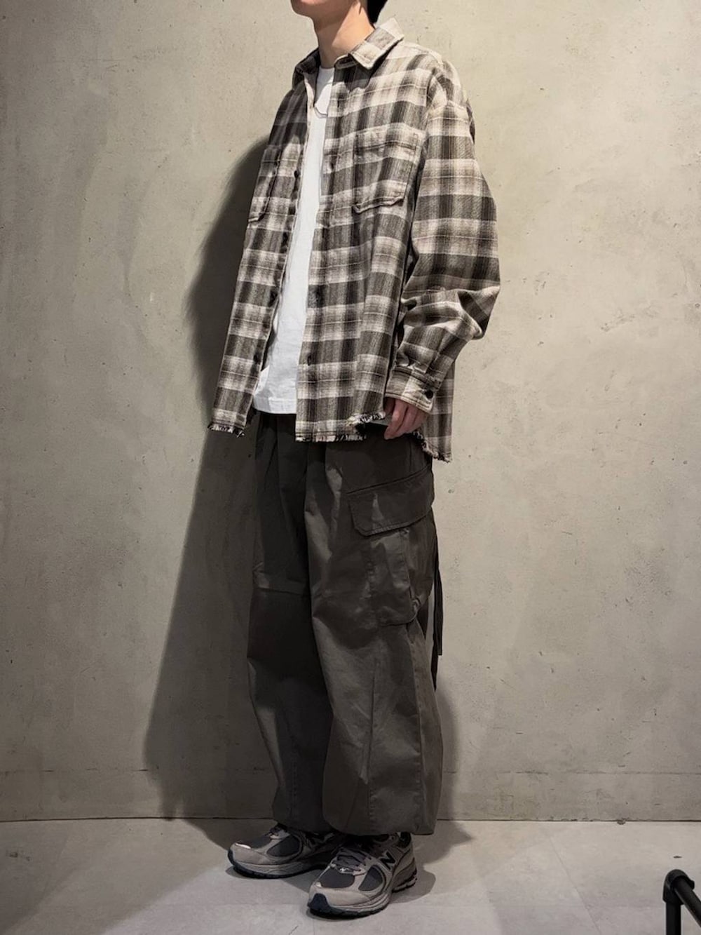 グリーン系のカーゴパンツ、グレー系のシャツ/ブラウス、ホワイト系のTシャツ/カットソーを着用したメンズの秋コーディネートの2枚目の写真