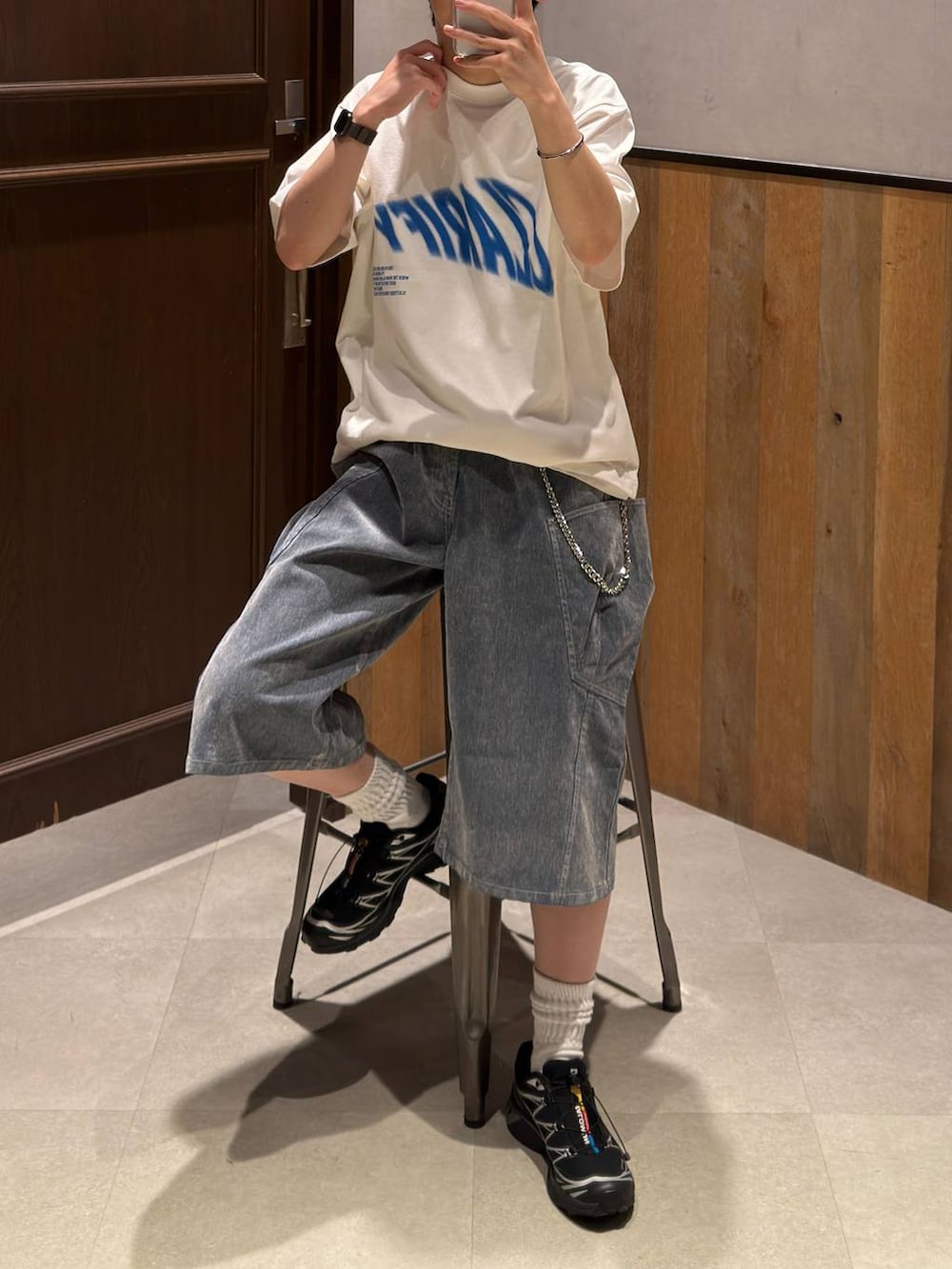 グレー系のデニムパンツ、ホワイト系のTシャツ/カットソー、ブラック系のベルトを着用したメンズの夏コーディネートの2枚目の写真