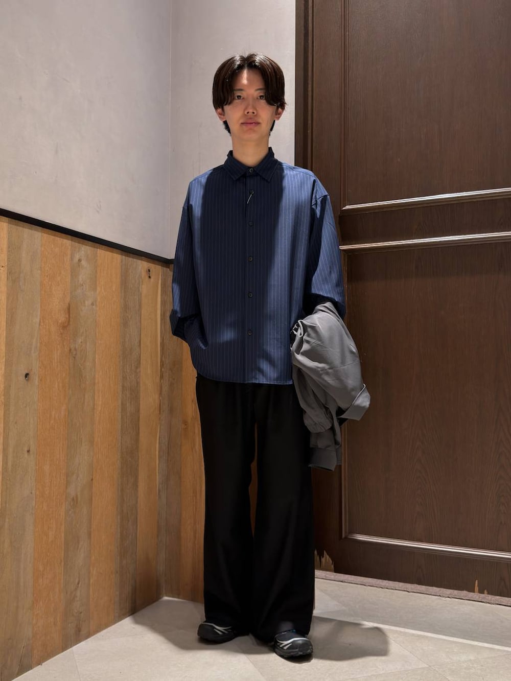 その他のスラックス、ブルー系のシャツ/ブラウス、グレー系のブルゾンを着用したメンズの春コーディネートの4枚目の写真