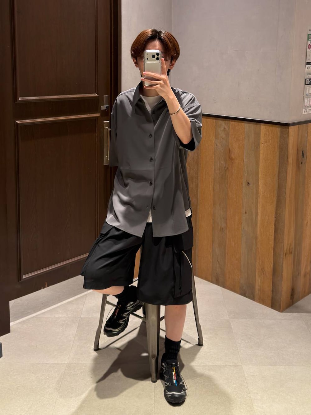 グレー系のシャツ/ブラウス、ブラック系のカーゴパンツ、ホワイト系のTシャツ/カットソーを着用したメンズの夏コーディネートの2枚目の写真