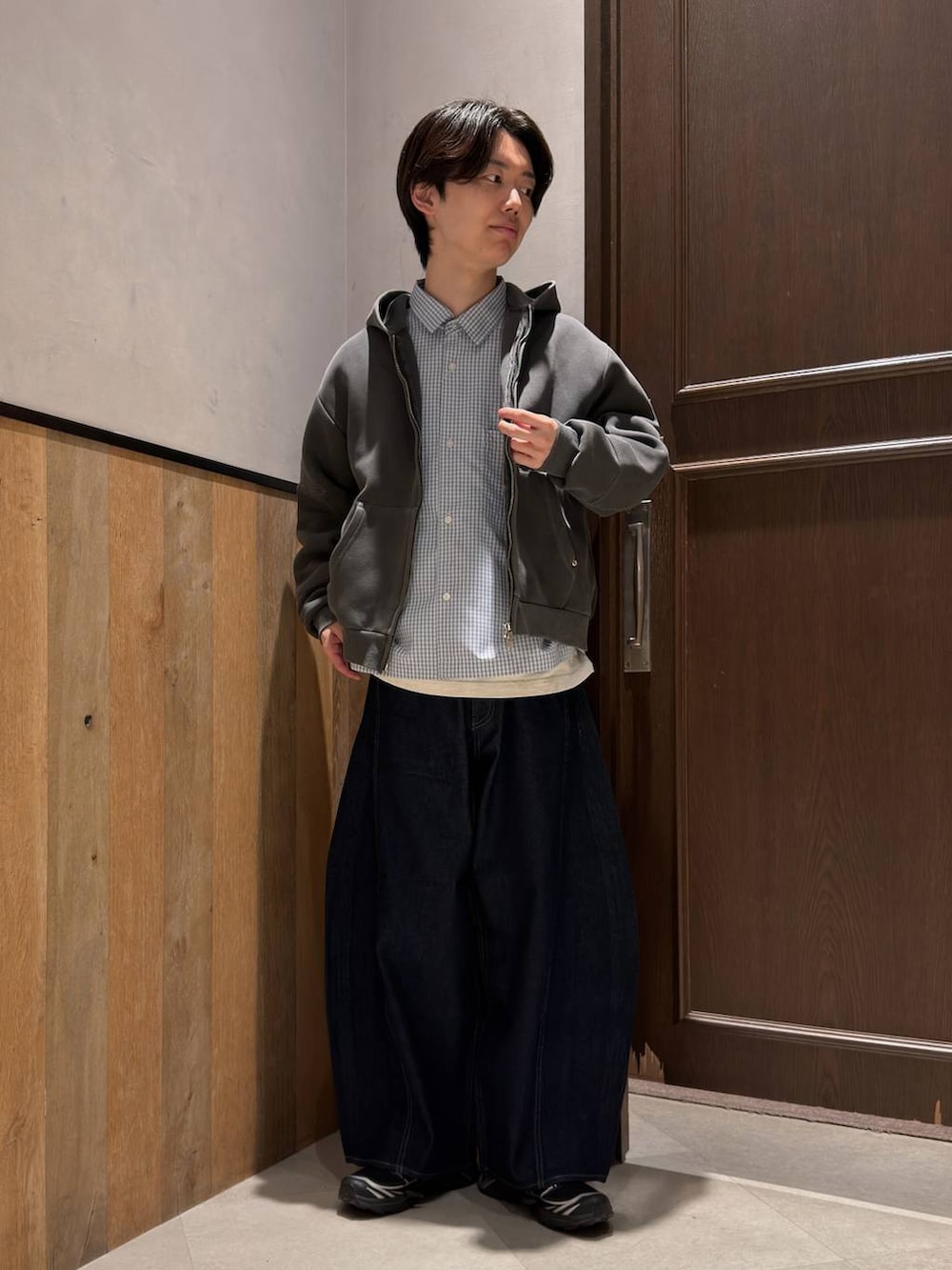 ホワイト系のTシャツ/カットソー、その他のパーカー、ブルー系のデニムパンツを着用したメンズの春コーディネートの3枚目の写真