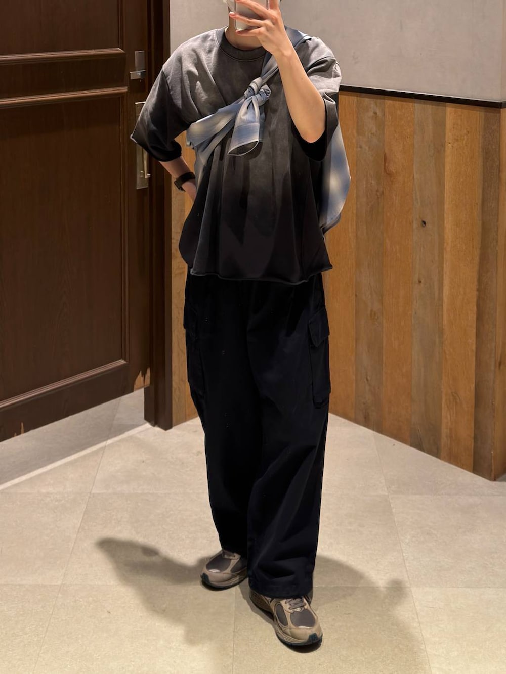 ブルー系のカーゴパンツ、ブルー系のシャツ/ブラウス、ブラック系のベルトを着用したメンズの春コーディネートの2枚目の写真