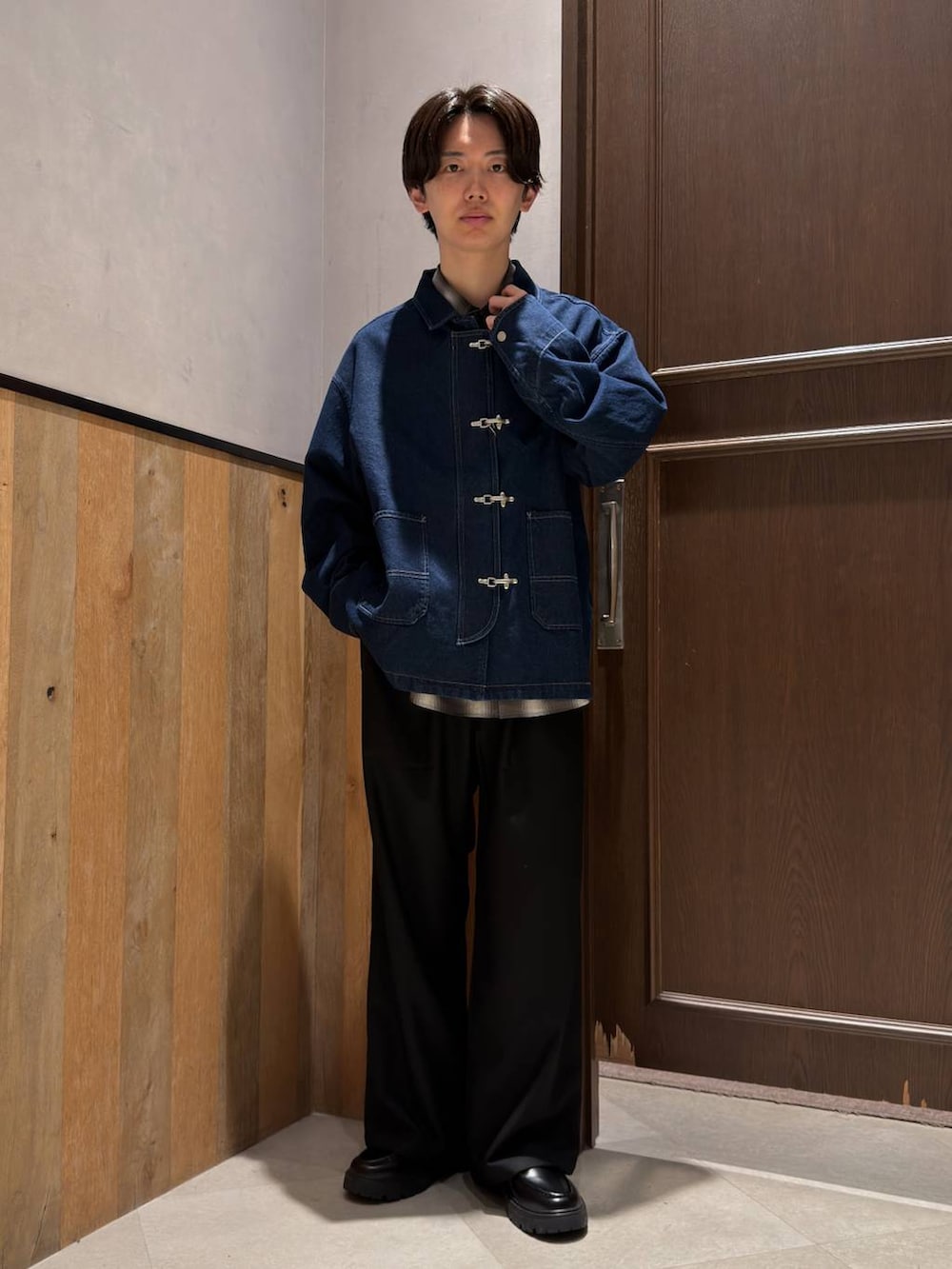 その他のスラックス、ブラック系のドレスシューズ、ブルー系のデニムジャケットを着用したメンズの春コーディネートの2枚目の写真