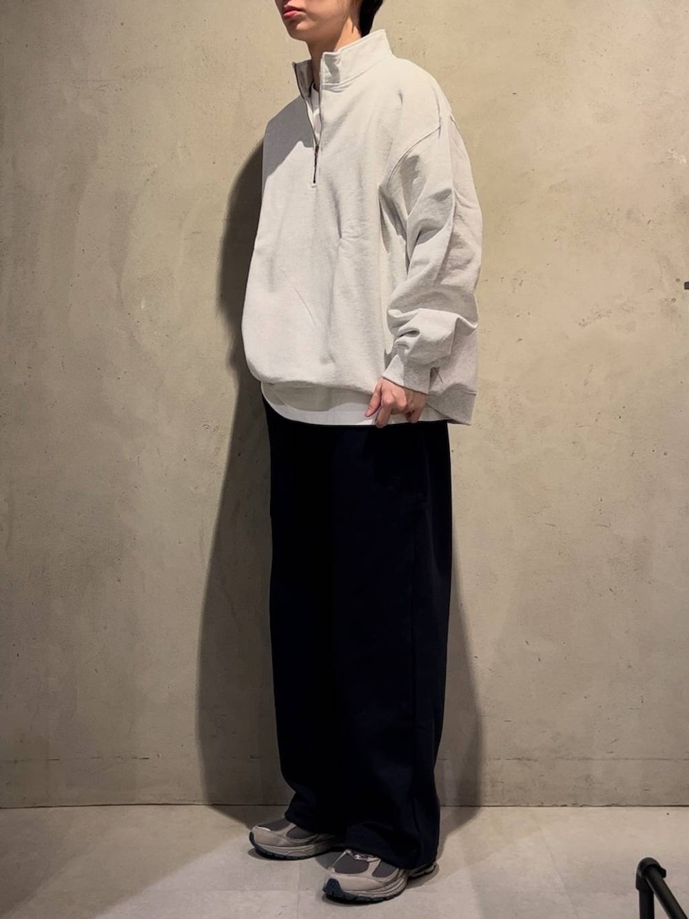 その他のスウェット、ブルー系のスウェットパンツ、ホワイト系のソックス/靴下を着用したメンズの冬コーディネートの2枚目の写真