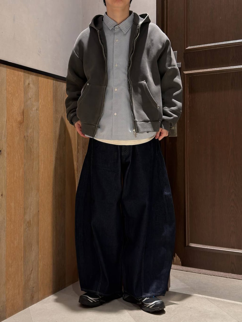 ホワイト系のTシャツ/カットソー、その他のパーカー、ブルー系のデニムパンツを着用したメンズの春コーディネートの2枚目の写真