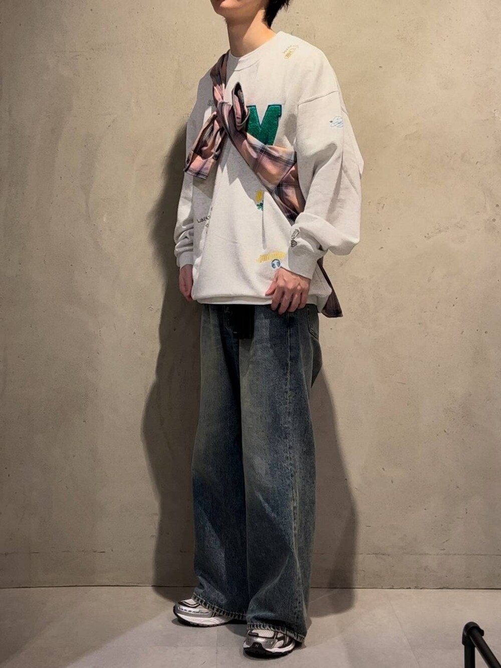 ブルー系のデニムパンツ、ホワイト系のスウェット、ピンク系のシャツ/ブラウスを着用したメンズの冬コーディネートの2枚目の写真