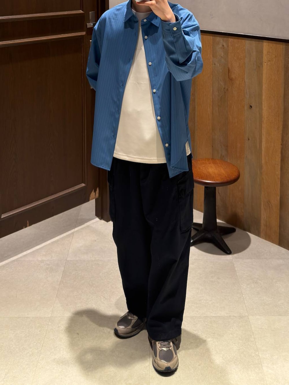 ブルー系のカーゴパンツ、ブルー系のシャツ/ブラウス、ホワイト系のTシャツ/カットソーを着用したメンズの春コーディネートの2枚目の写真