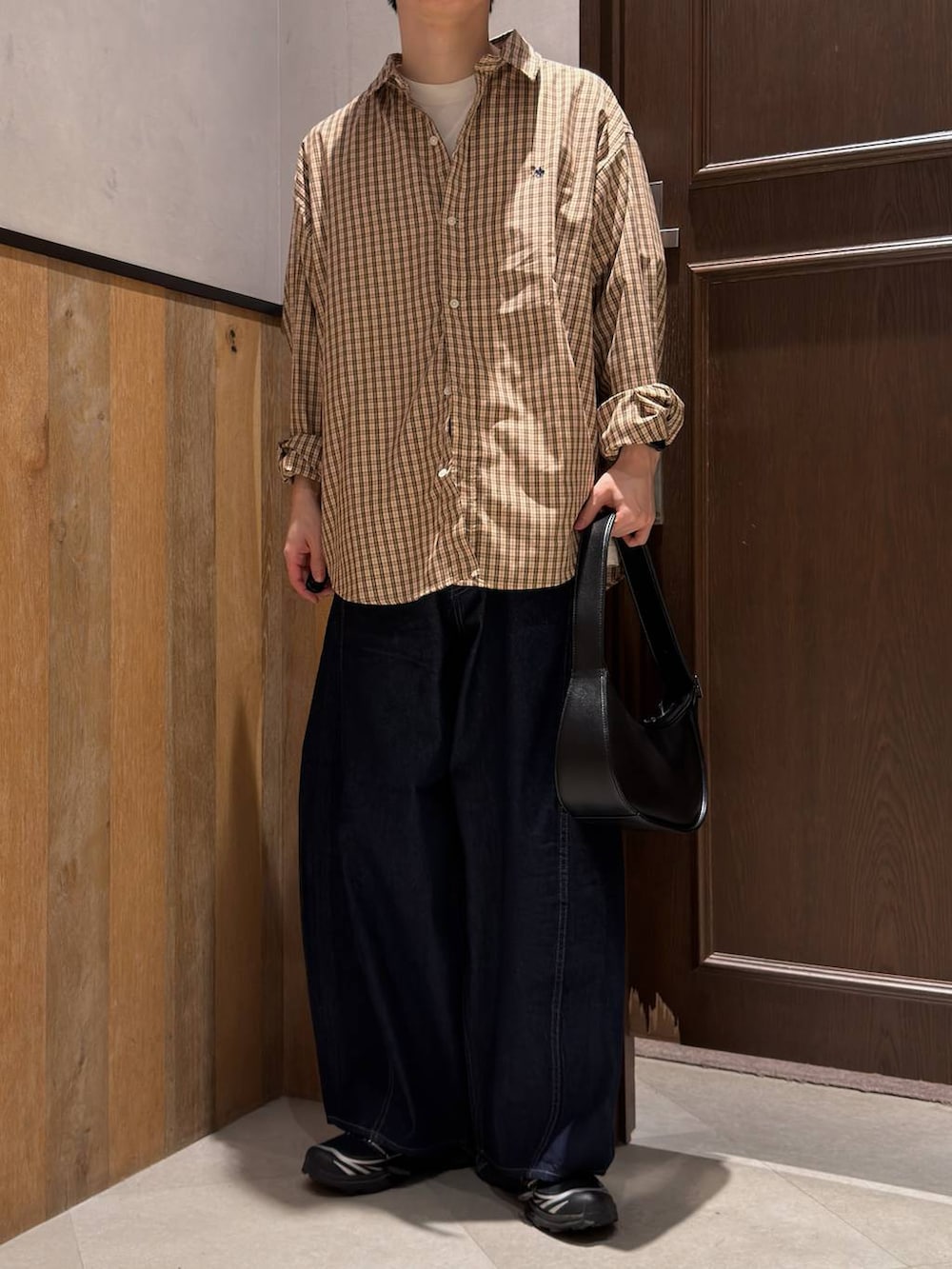 ホワイト系のTシャツ/カットソー、ブラック系のショルダーバッグ、ブルー系のデニムパンツを着用したメンズの春コーディネートの2枚目の写真