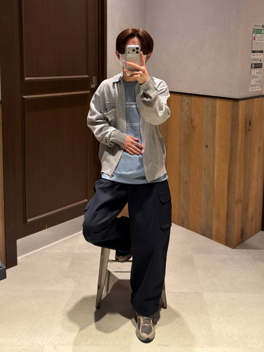 ブルー系のカーゴパンツ、グレー系のシャツ/ブラウス、ブラック系のベルトを着用したメンズの春コーディネートの2枚目の写真