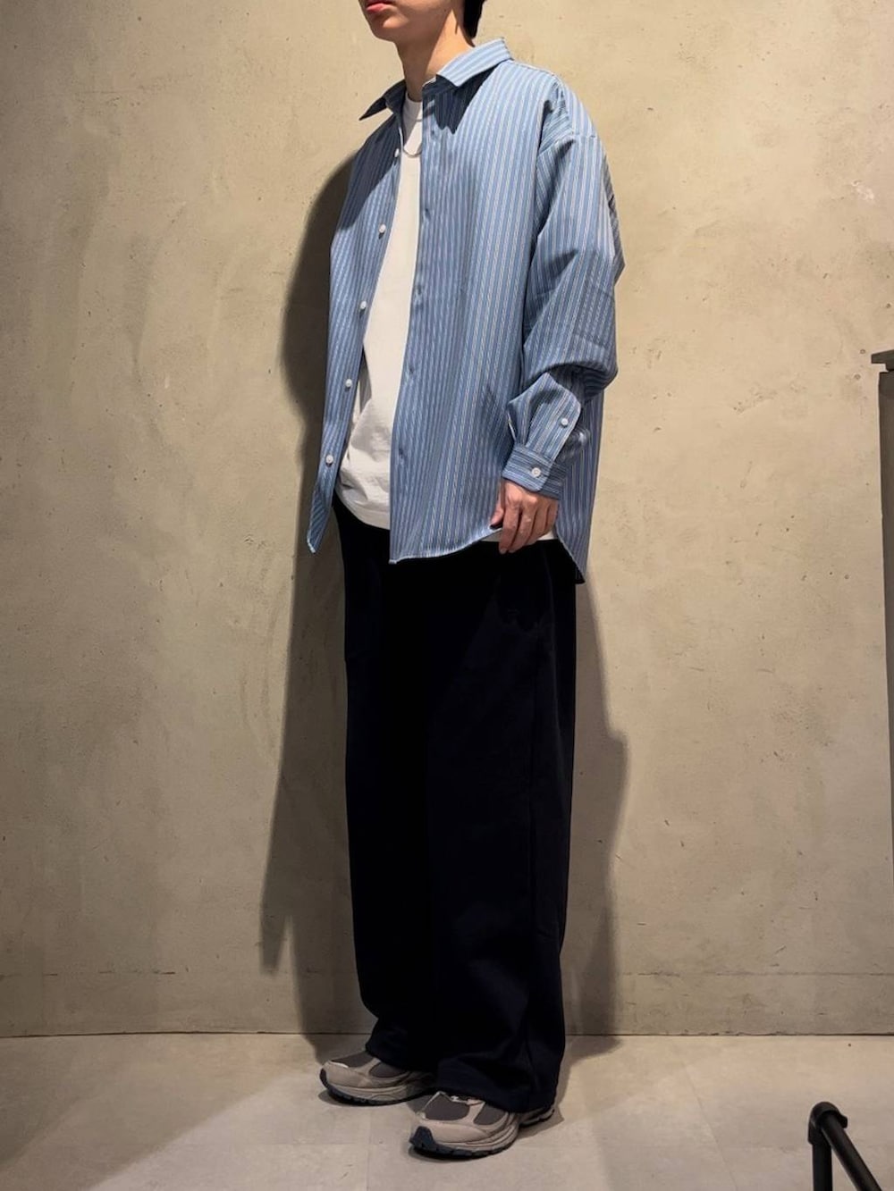 ブルー系のスウェットパンツ、ホワイト系のソックス/靴下、ブラック系のベルトを着用したメンズの冬コーディネートの2枚目の写真