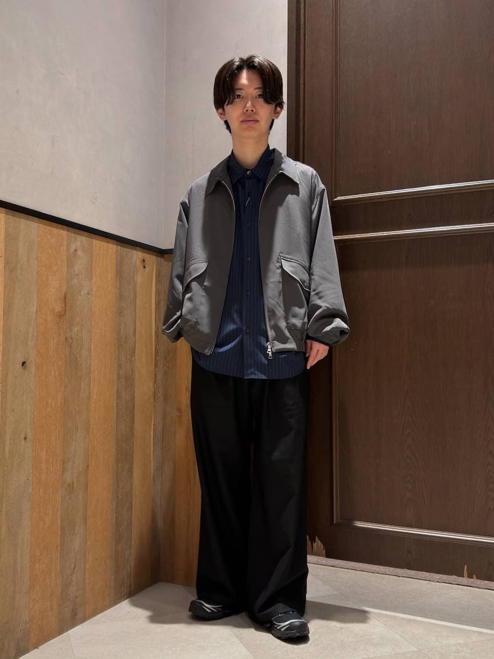 その他のスラックス、ブルー系のシャツ/ブラウス、グレー系のブルゾンを着用したメンズの春コーディネートの3枚目の写真