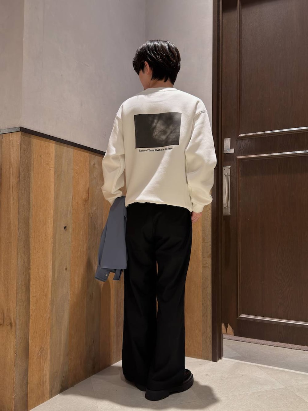 ブルー系のシャツ/ブラウス、その他のスラックス、ブラック系のドレスシューズを着用したメンズの春コーディネートの5枚目の写真