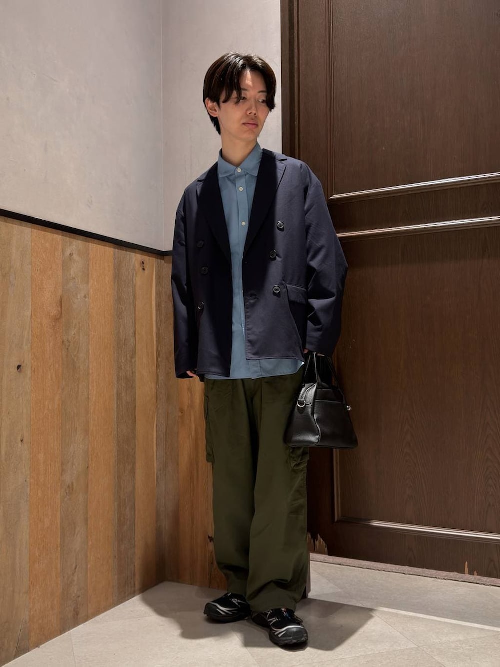 ブルー系のテーラードジャケット、ブラック系のボストンバッグ、ブルー系のシャツ/ブラウスを着用したメンズの春コーディネートの2枚目の写真