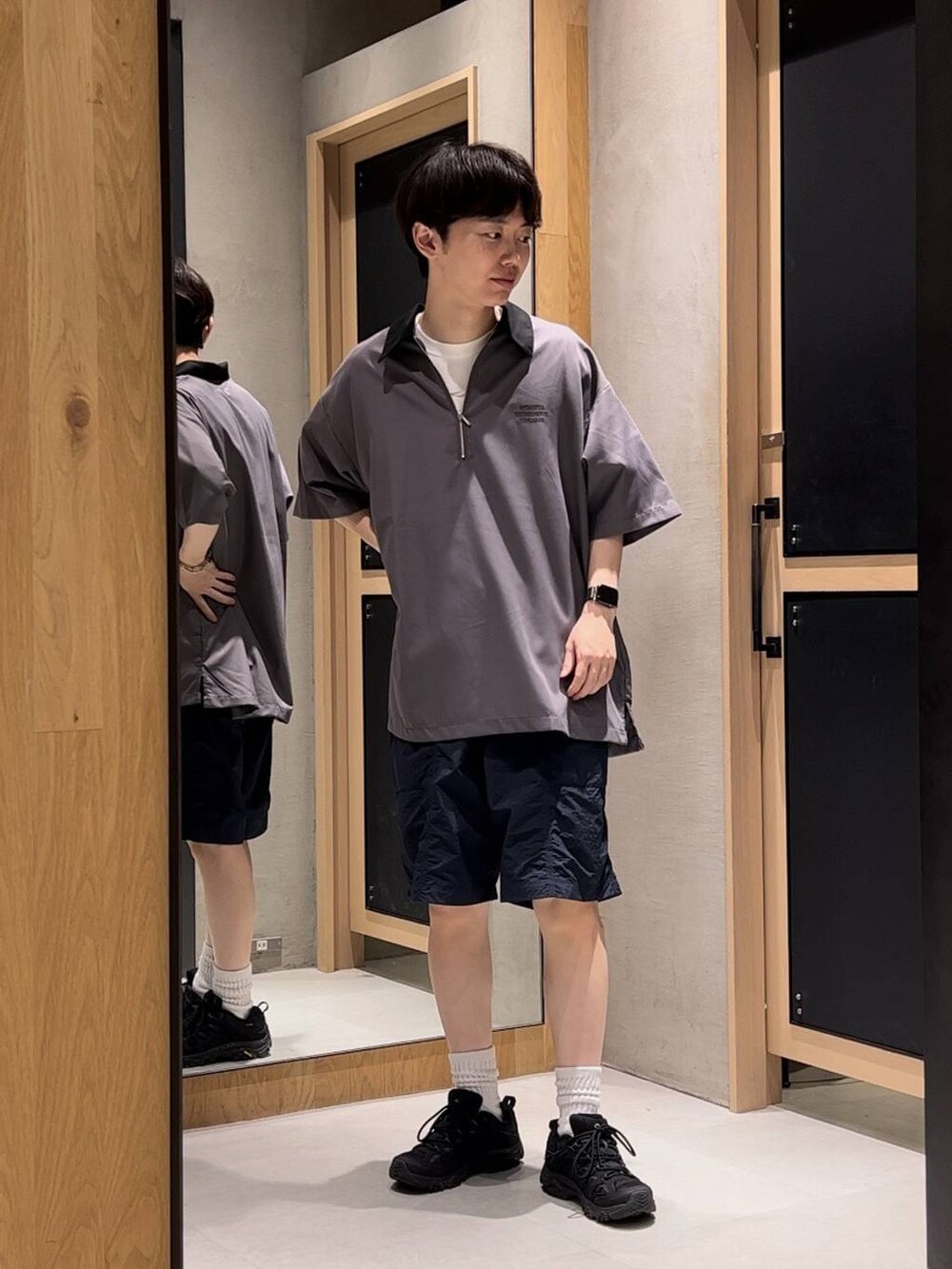 グレー系のシャツ/ブラウス、ホワイト系のTシャツ/カットソー、ブルー系のその他パンツを着用したメンズの夏コーディネートの2枚目の写真