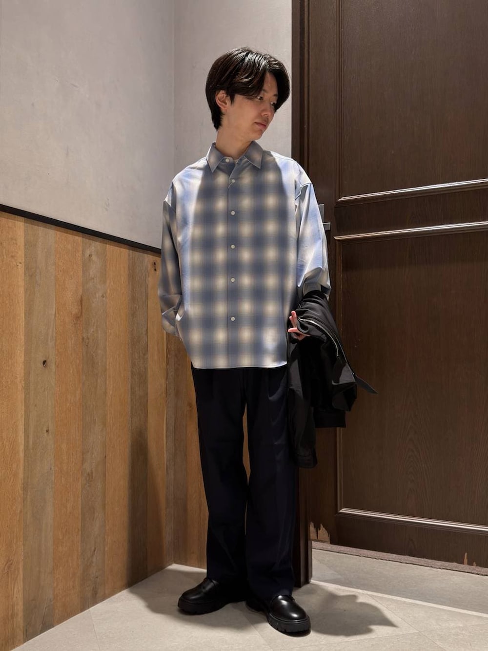 ブルー系のスラックス、ブラック系のドレスシューズ、ホワイト系のTシャツ/カットソーを着用したメンズの春コーディネートの4枚目の写真