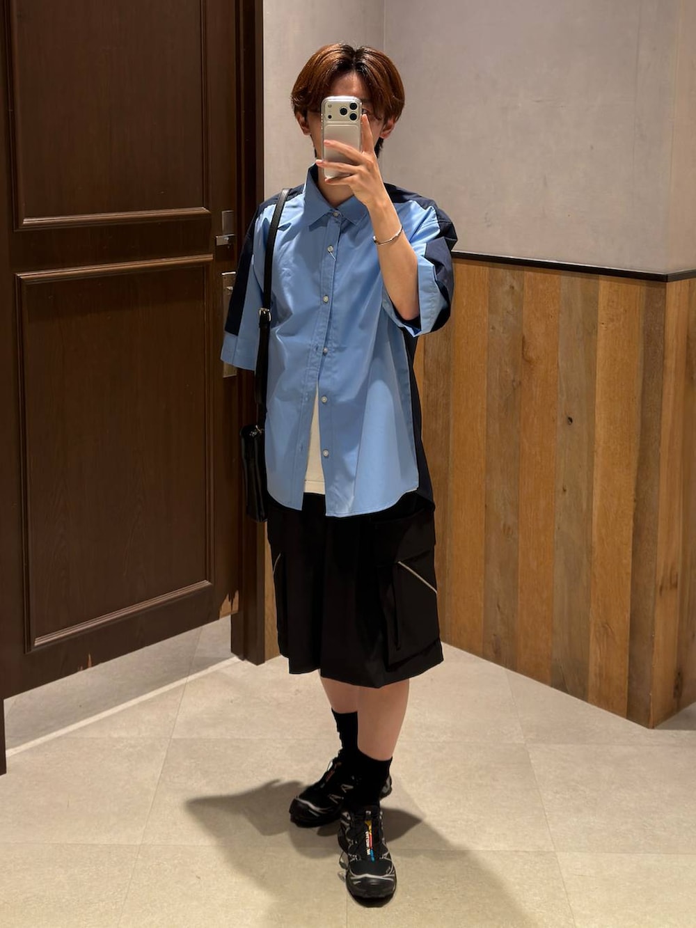 ブラック系のショルダーバッグ、ホワイト系のTシャツ/カットソー、ブルー系のシャツ/ブラウスを着用したメンズの夏コーディネートの2枚目の写真