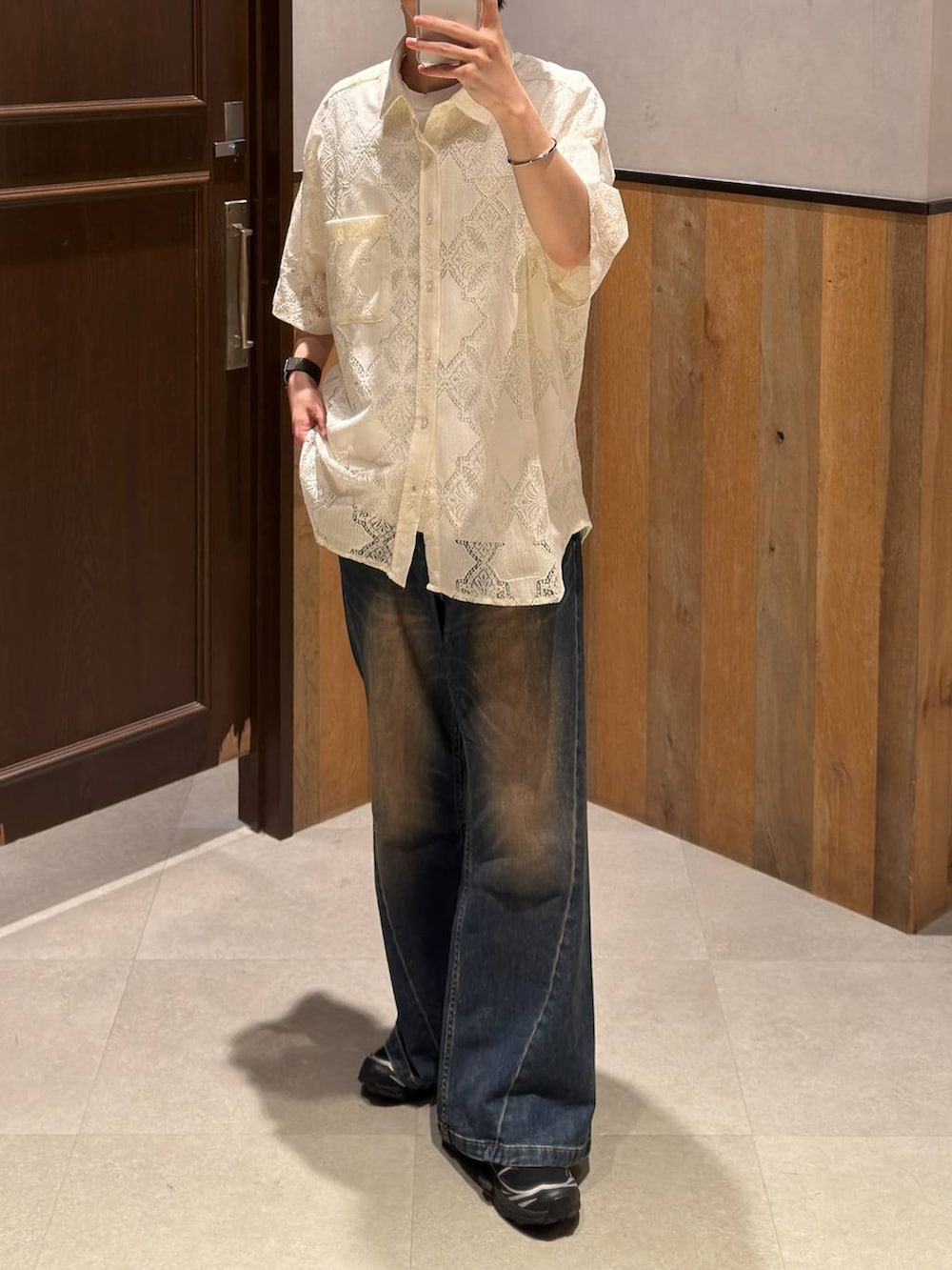 グレー系のデニムパンツ、ホワイト系のシャツ/ブラウス、ホワイト系のTシャツ/カットソーを着用したメンズの夏コーディネートの2枚目の写真