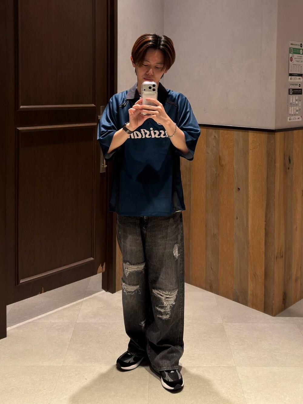 ブラック系のデニムパンツ、ブルー系のTシャツ/カットソー、その他のブレスレットを着用したメンズの夏コーディネートの2枚目の写真
