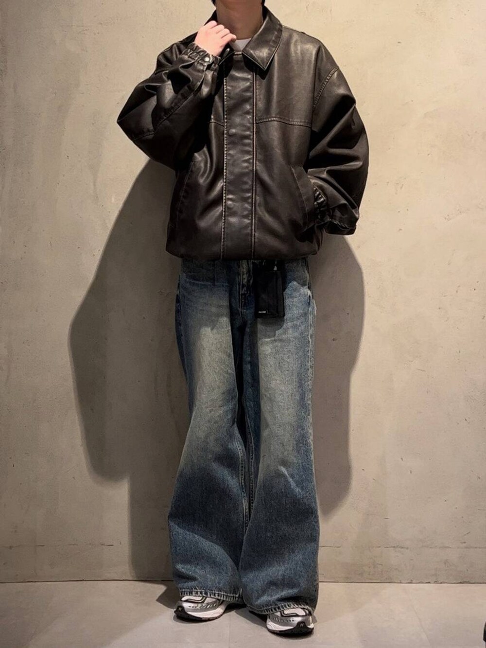 ブルー系のデニムパンツ、ホワイト系のソックス/靴下、ブラック系のベルトを着用したメンズの冬コーディネートの2枚目の写真