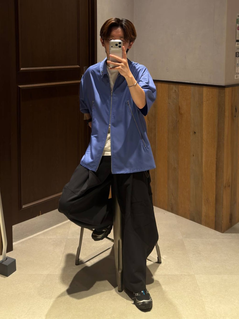 ブラック系のスラックス、ホワイト系のTシャツ/カットソー、ブルー系のシャツ/ブラウスを着用したメンズの夏コーディネートの2枚目の写真