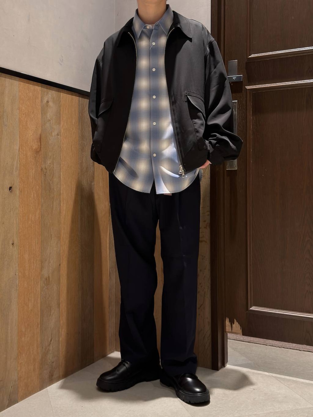 ブルー系のスラックス、ブラック系のドレスシューズ、ホワイト系のTシャツ/カットソーを着用したメンズの春コーディネートの2枚目の写真