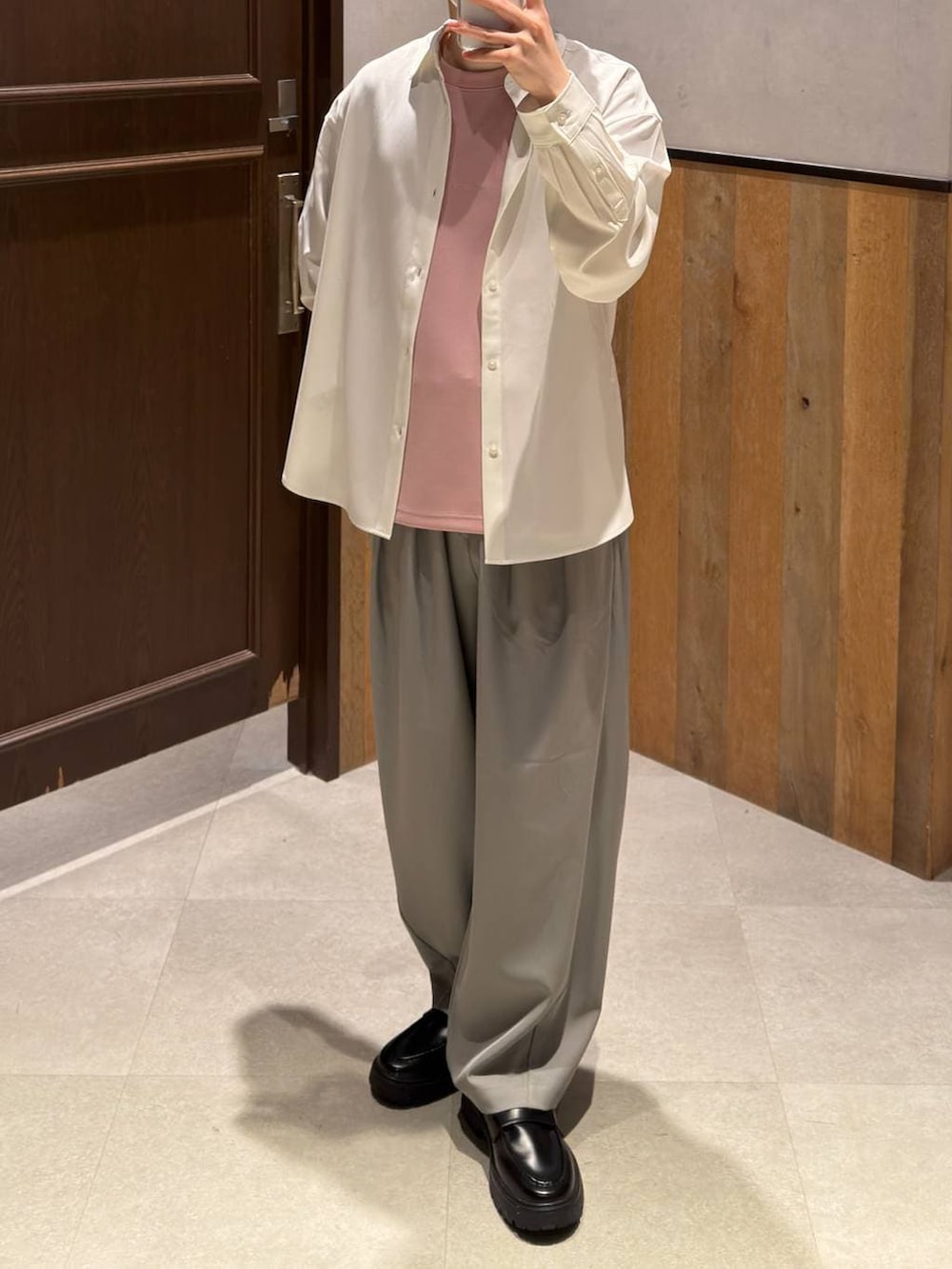 ホワイト系のシャツ/ブラウス、ブラック系のドレスシューズ、ピンク系のTシャツ/カットソーを着用したメンズの春コーディネートの2枚目の写真