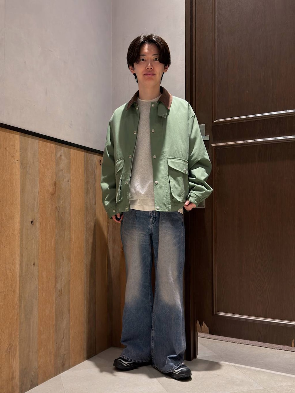 ホワイト系のTシャツ/カットソー、グリーン系のブルゾン、グレー系のスウェットを着用したメンズの春コーディネートの2枚目の写真