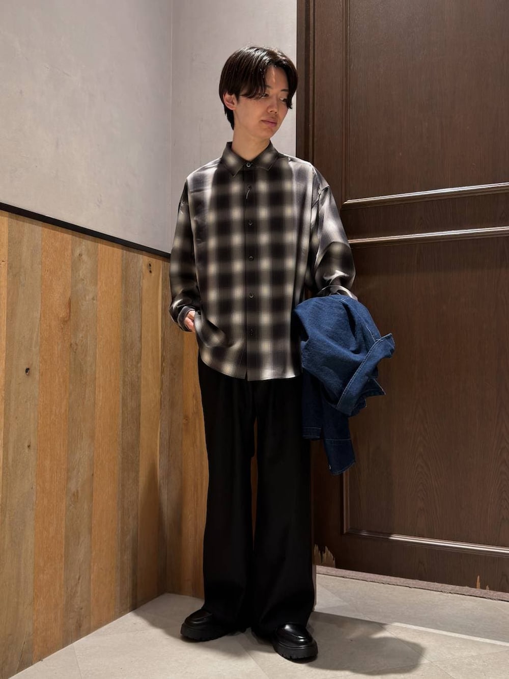 その他のスラックス、ブラック系のドレスシューズ、ブルー系のデニムジャケットを着用したメンズの春コーディネートの3枚目の写真