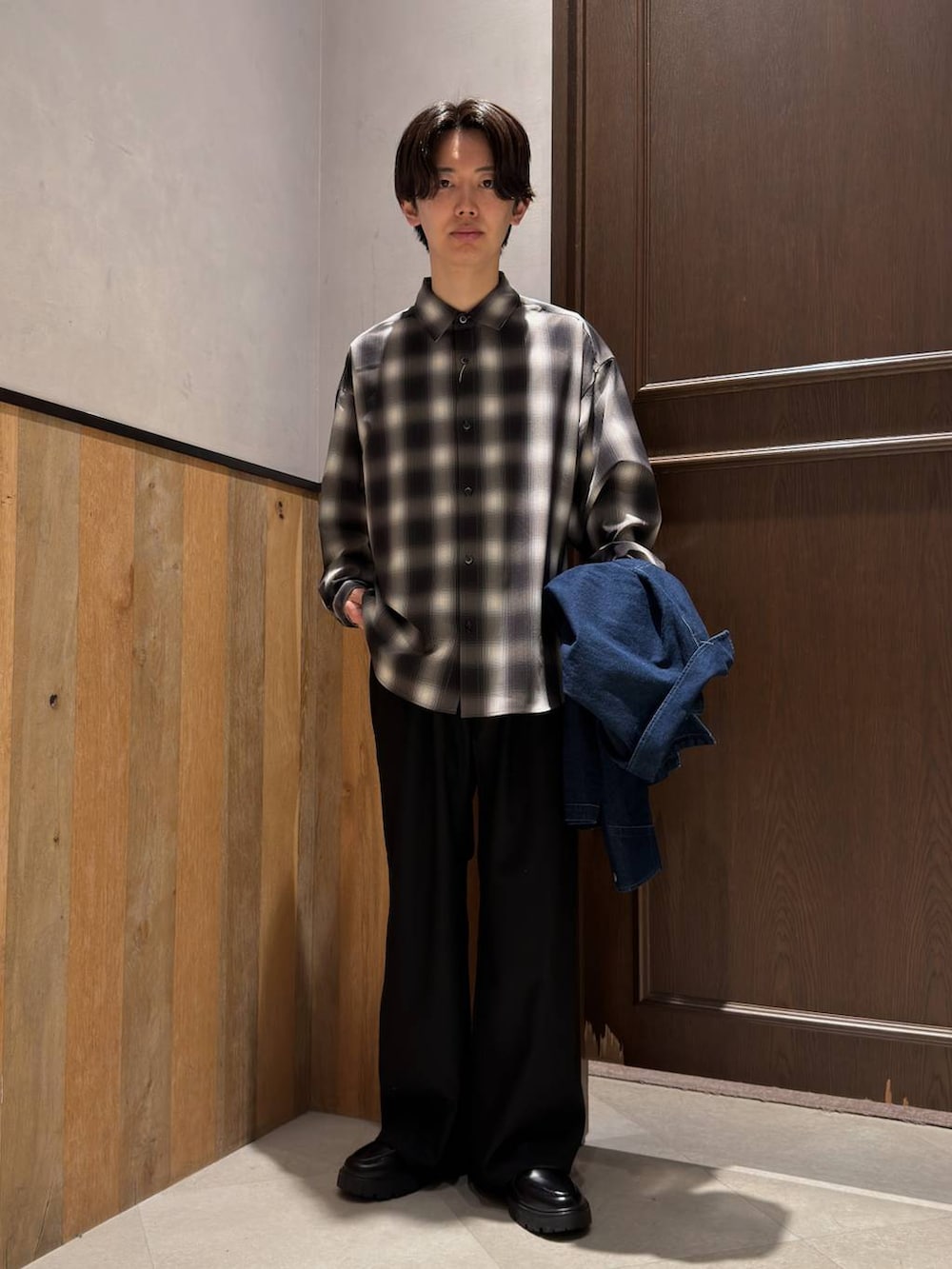 その他のスラックス、ブラック系のドレスシューズ、ブルー系のデニムジャケットを着用したメンズの春コーディネートの4枚目の写真