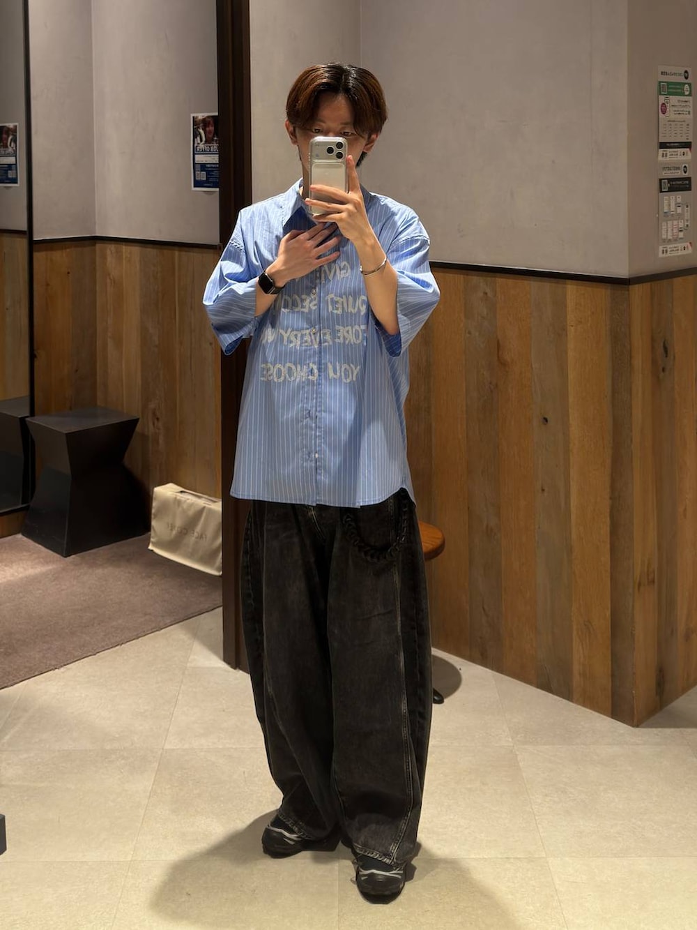 ブルー系のシャツ/ブラウス、グレー系のデニムパンツ、ホワイト系のTシャツ/カットソーを着用したメンズの夏コーディネートの2枚目の写真