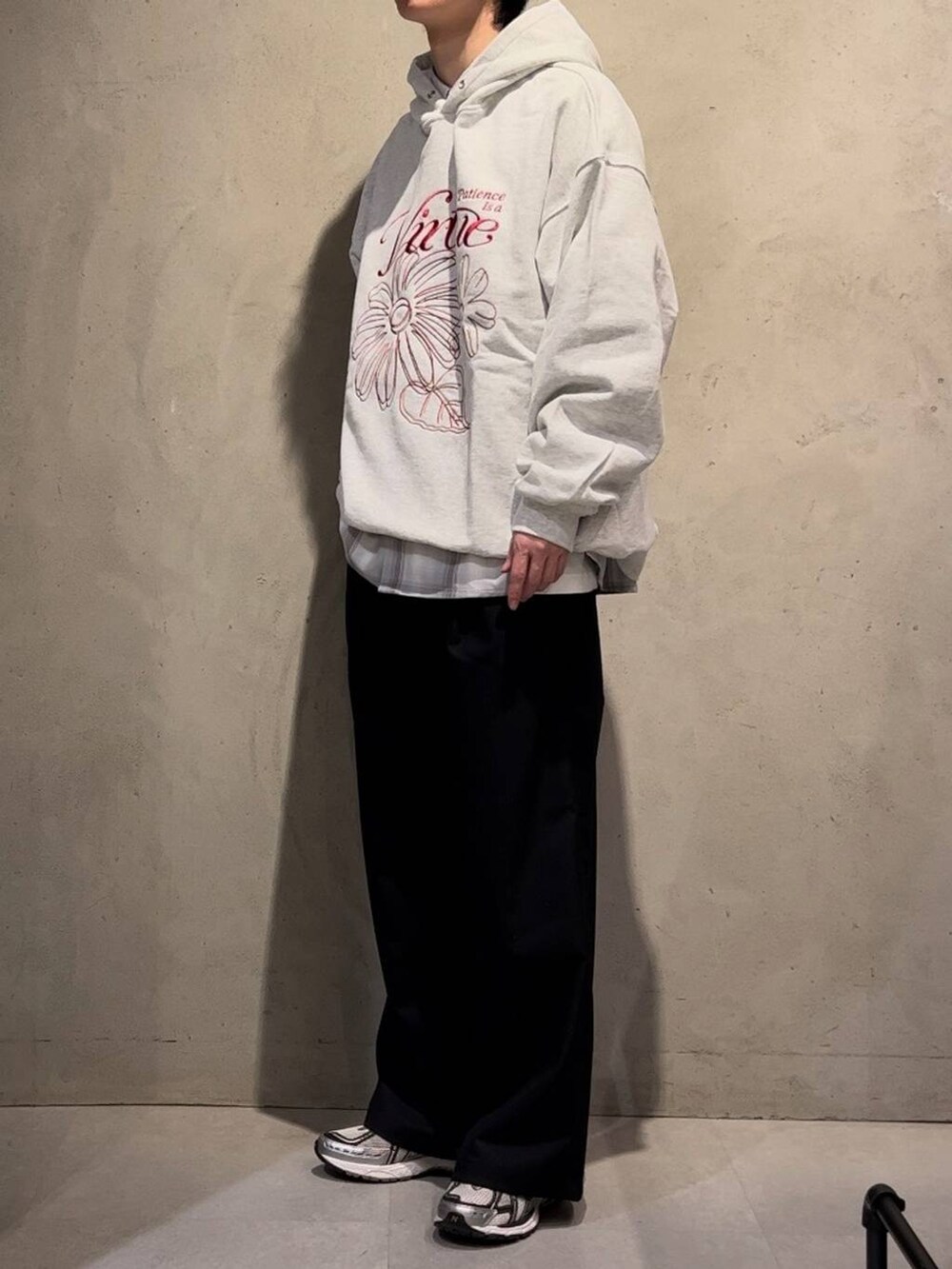 ブラック系のスラックス、ブラック系のシャツ/ブラウス、グレー系のパーカーを着用したメンズの冬コーディネートの2枚目の写真