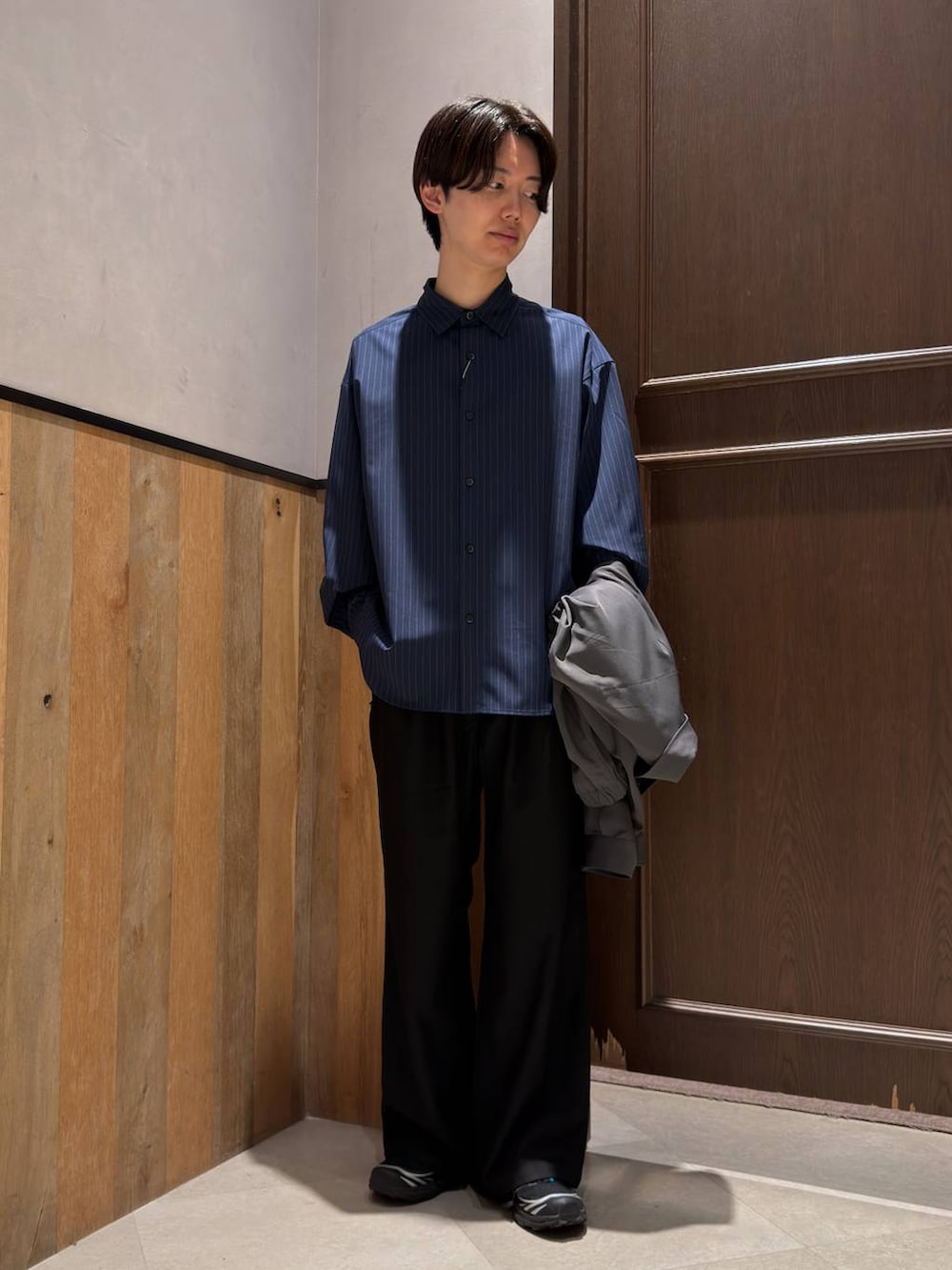 その他のスラックス、ブルー系のシャツ/ブラウス、グレー系のブルゾンを着用したメンズの春コーディネートの5枚目の写真