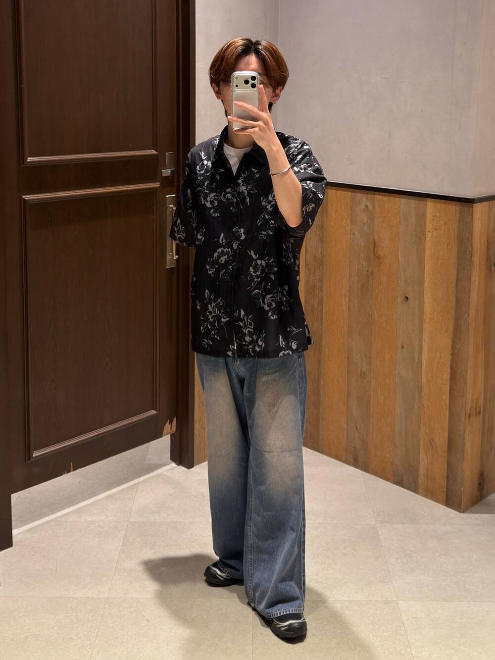 ブルー系のデニムパンツ、ブラック系のシャツ/ブラウス、ホワイト系のTシャツ/カットソーを着用したメンズの夏コーディネートの2枚目の写真