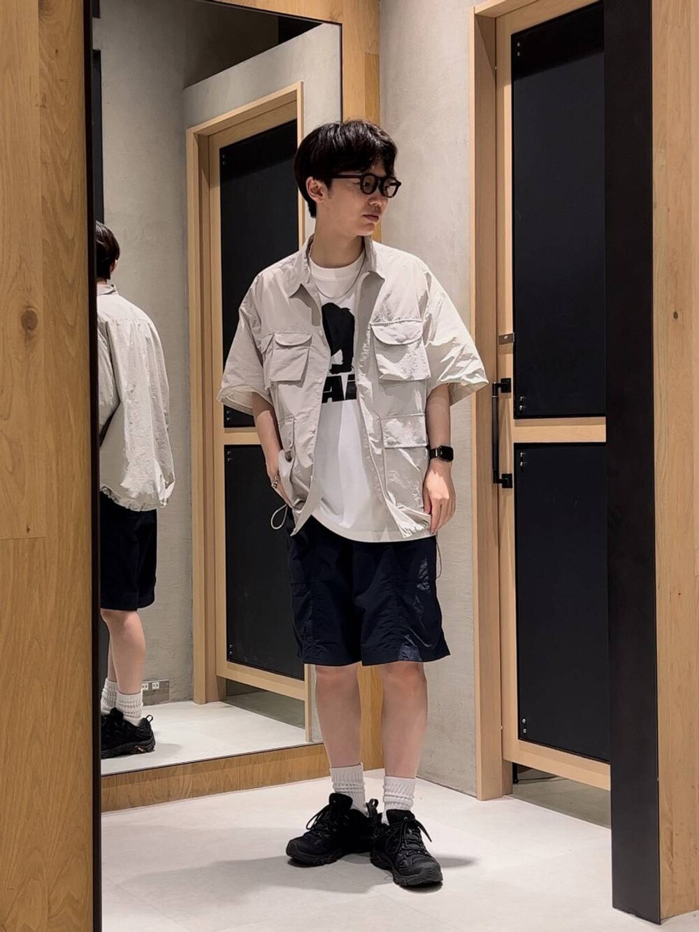 グレー系のシャツ/ブラウス、ホワイト系のTシャツ/カットソー、ブルー系のその他パンツを着用したメンズの夏コーディネートの2枚目の写真