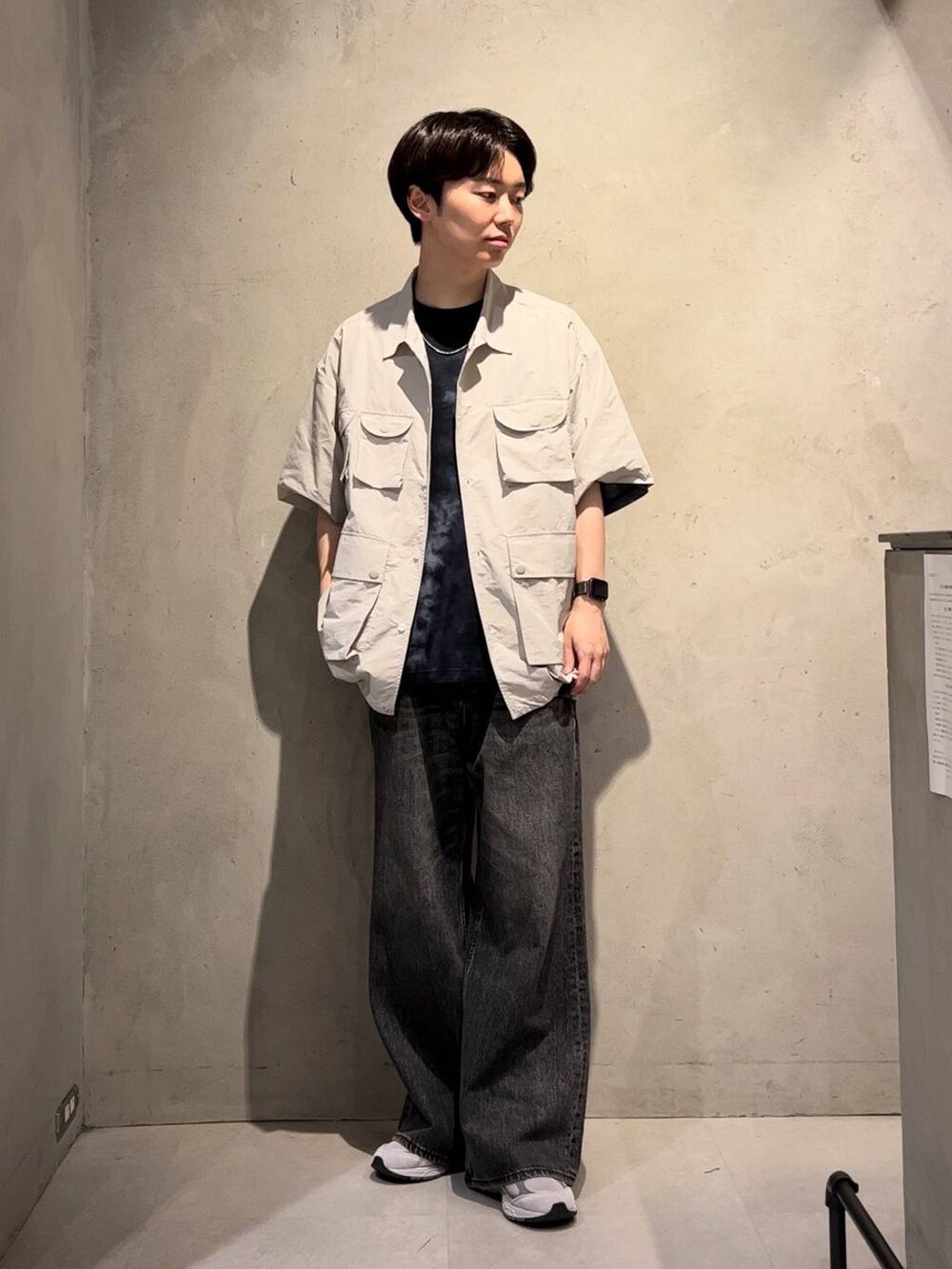 グレー系のシャツ/ブラウス、グレー系のデニムパンツ、ブラック系のTシャツ/カットソーを着用したメンズの夏コーディネートの2枚目の写真