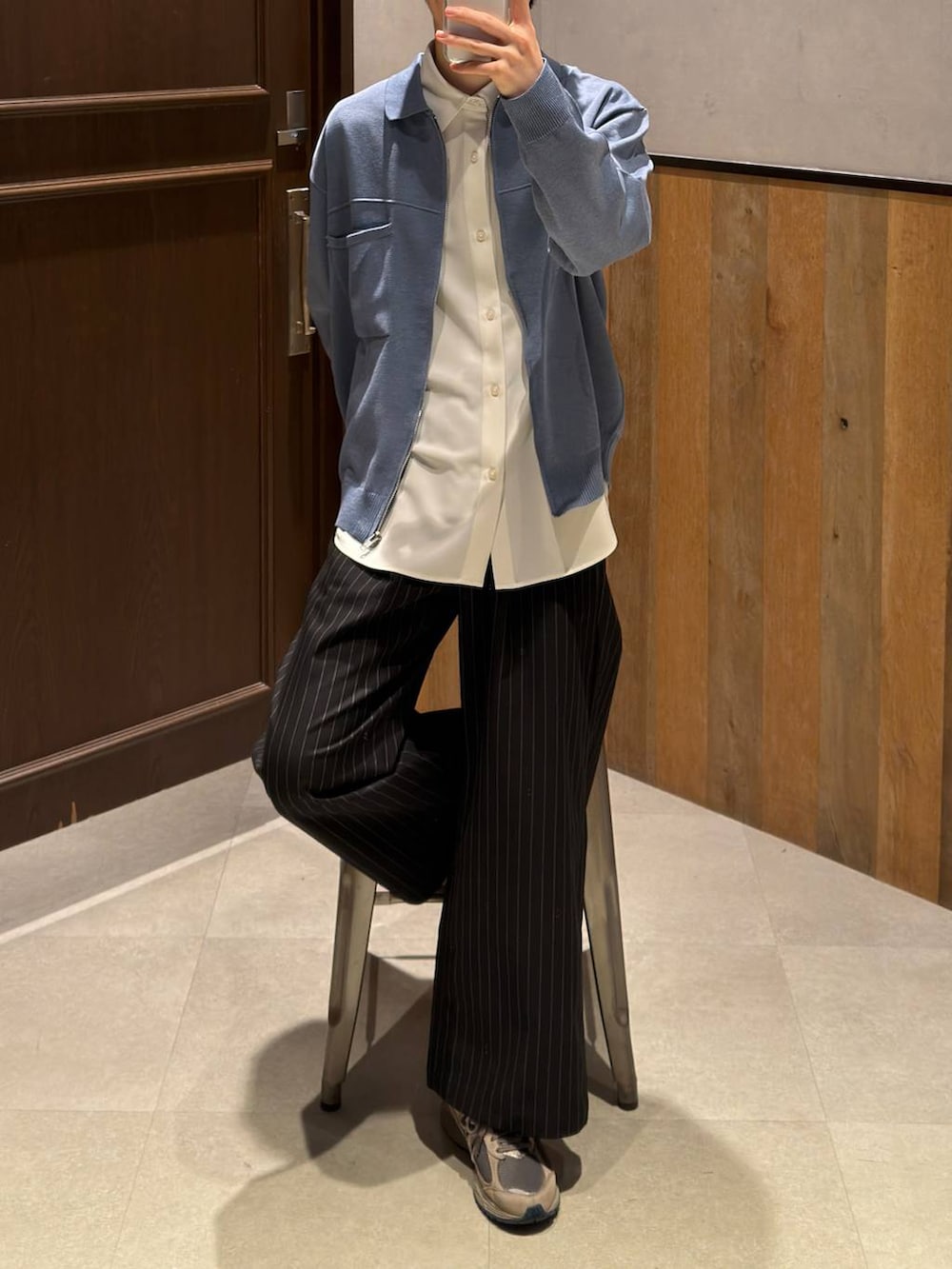 ホワイト系のシャツ/ブラウス、その他のスラックス、ブルー系のシャツ/ブラウスを着用したメンズの春コーディネートの2枚目の写真