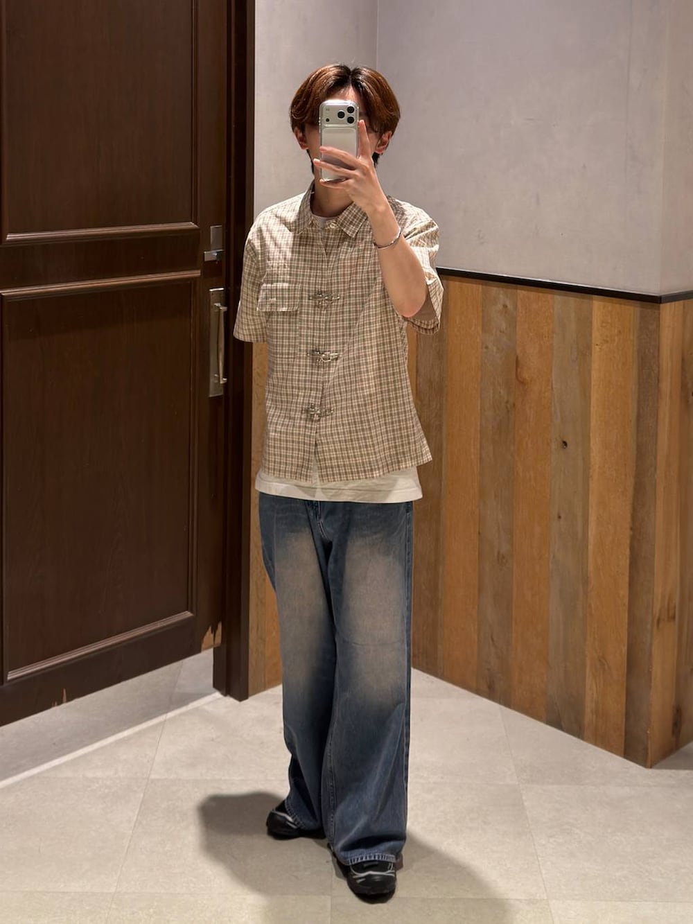 ブルー系のデニムパンツ、ホワイト系のTシャツ/カットソー、ベージュ系のシャツ/ブラウスを着用したメンズの夏コーディネートの2枚目の写真