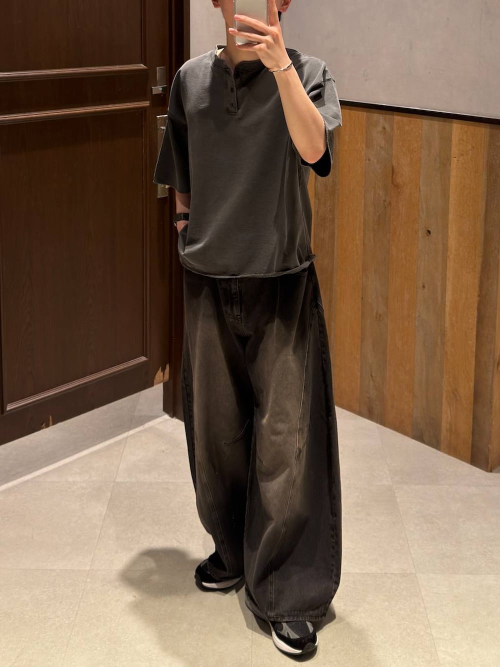 グレー系のTシャツ/カットソー、ブラック系のデニムパンツ、ブラック系のベルトを着用したメンズの春コーディネートの2枚目の写真